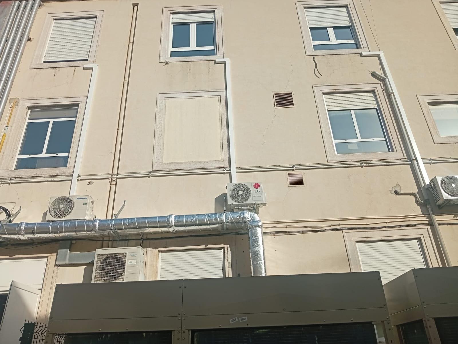 Condutas de ventilação numa fachada de edifício