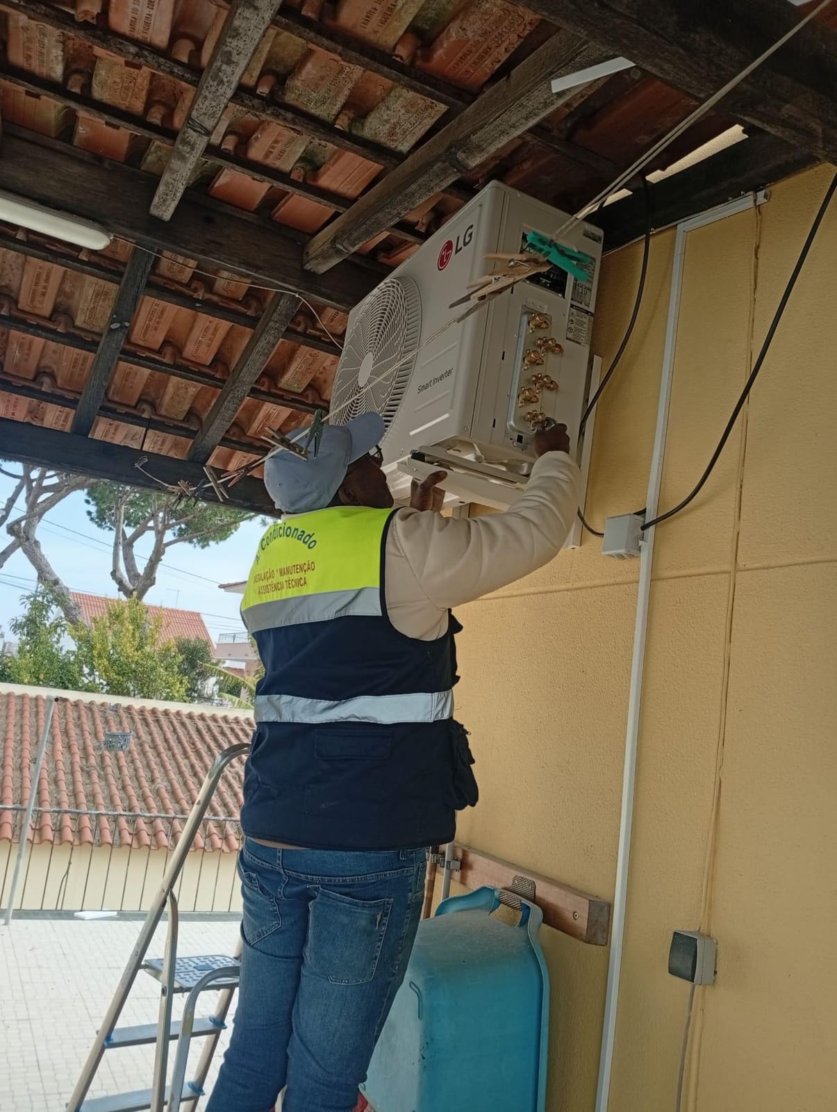 Técnico em assistência a um ar condicionado split