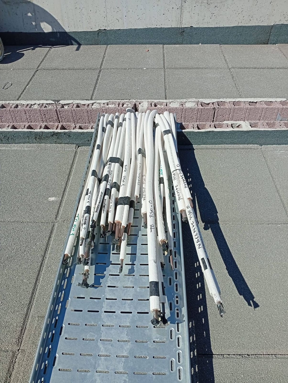 Tubagem de refrigeração de ar condicionado em obra